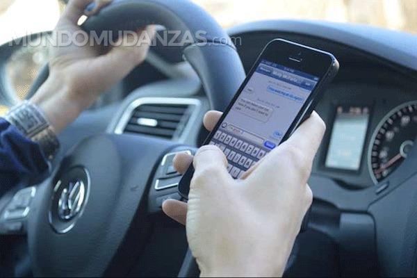 Conducir y hablar por el móvil: ¿cuáles son los riesgos?