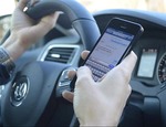 Conducir y hablar por el móvil: ¿cuáles son los riesgos?
