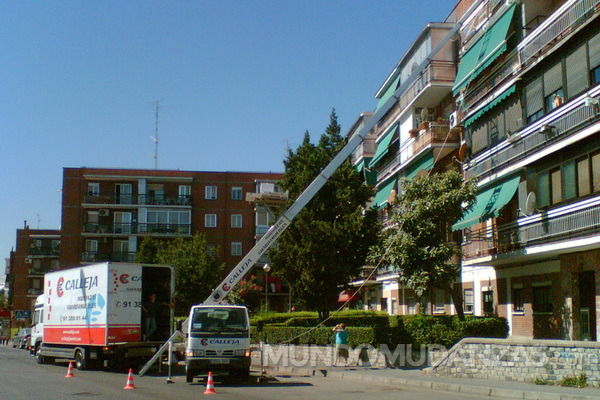 Subir muebles por la ventana en una mudanza