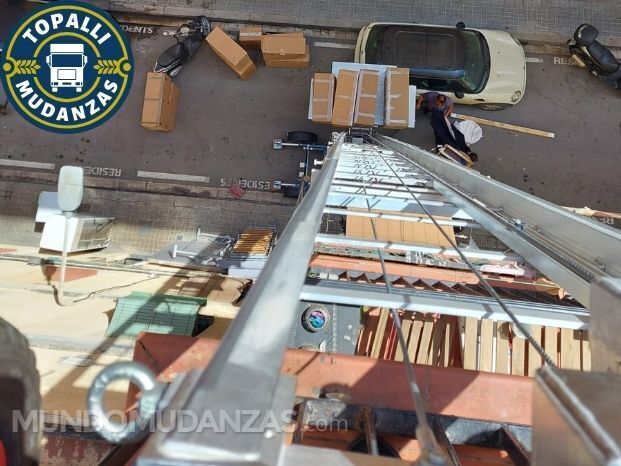 Mudanzas Barcelona con plataforma elevadora.jpg