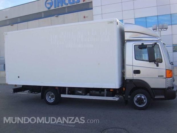 camion carrozado ideal para mudanzas y transportes