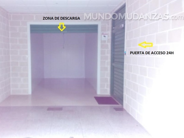 Puerta de acceso y zona de descarga