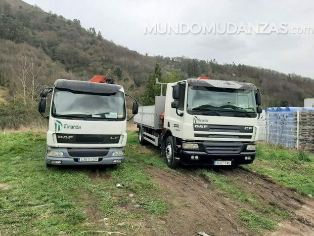 Camión con pluma