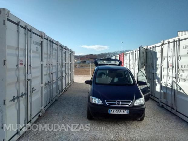 Coche descargando delante de su Trastero o Almacén de alta seguridad